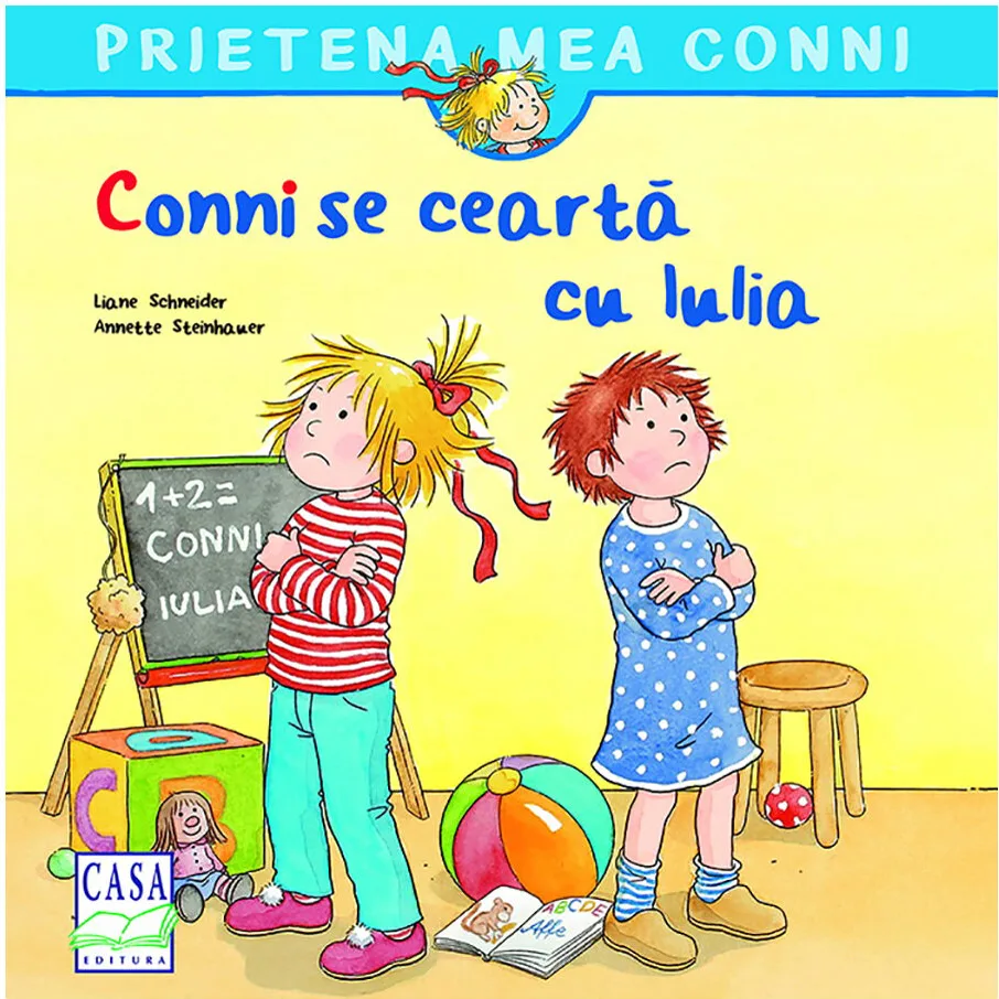 Coperta „Conni se ceartă cu Iulia”: două fete cu brațele încrucișate, una blondă cu fundă roșie, una cu păr roșcat, lângă o tablă și o minge