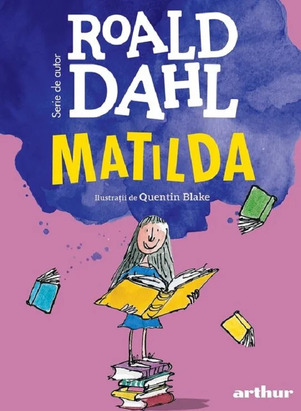 Coperta „Matilda” de Roald Dahl: o fată cu păr lung citește, în picioare pe un teanc de cărți, iar alte cărți plutesc în jur
