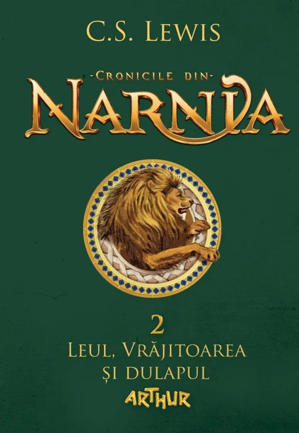 Coperta „Leul, vrăjitoarea și dulapul”, volumul 2 din Cronicile din Narnia: un leu într-un medalion, pe fond verde